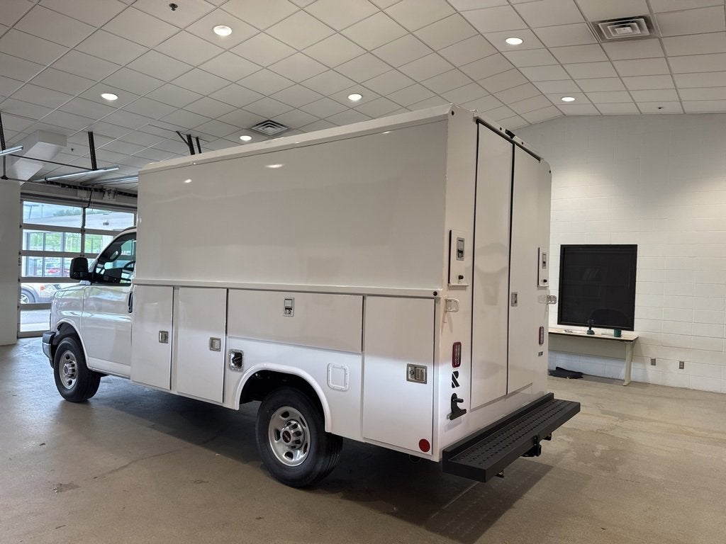 2025 GMC Savana Cutaway 3500 1WT